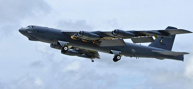 Ответ США на команду «МОНОЛИТ»: стратегические бомбардировщики B-52H «загружают» термоядерными зарядами (видео)