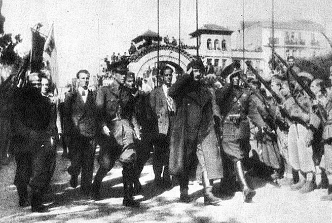 Отряды ЭЛАС во главе с Маркосом Вафиадисом входят в Салоники. 30 октября 1944 года