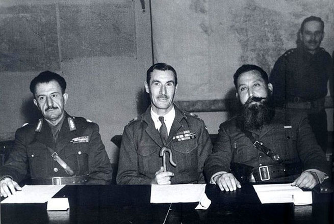 Генерал Скоби (в центре) с главнокомандующими ЭЛАС Стефаносом Сарафисом (слева) и ЭДЭС Наполеоном Зервасом, сентябрь 1944 года