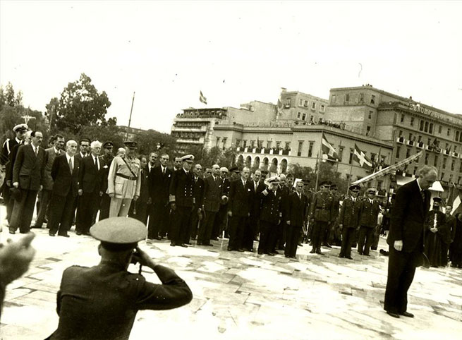Члены правительства во главе с премьер-министром Папандреу возлагают венки к могиле Неизвестного солдата, октябрь 1944 года