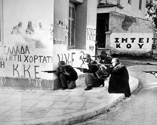 Бывшие коллаборационисты во время боёв в Афинах, декабрь 1944 года