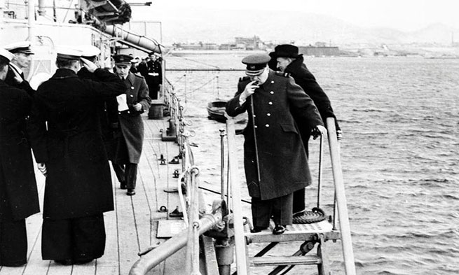Премьер-министр Черчилль покидает крейсер «Аякс». 25 декабря 1944 года