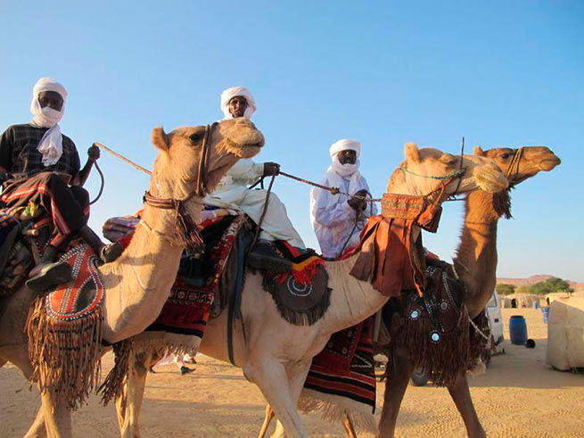 Жители Сахары - тубу, способны выживать при жаре 50 градусов