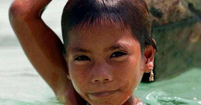 Дети народа мокен могут видеть под водой
