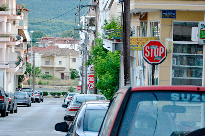 Знак STOP на одной из улиц Афин