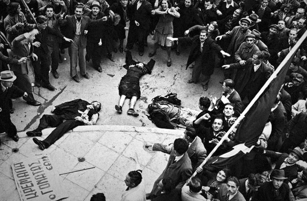 Тела безоружных демонстрантов расстреляны полицией и британской армии в Афинах 3 декабря 1944 года Фото: Дмитрий Кессель