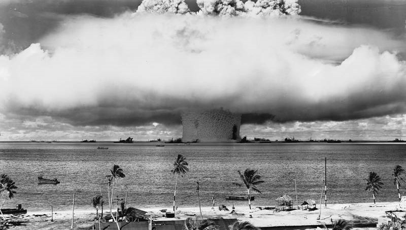 Взрыв на атолле Бикини (Маршалловы острова) во время испытаний атомной бомбы, 1946.