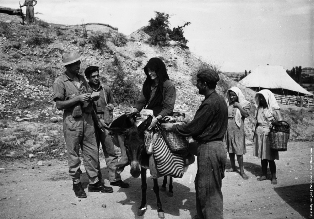 Правительственные войска обыскивают крестьянина и его жену на предмет оружия, которое они могут поставлять партизанам, 1947 г. Источник 