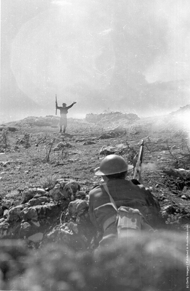 Партизан сдается правительственным войскам, 1948 г. Источник
