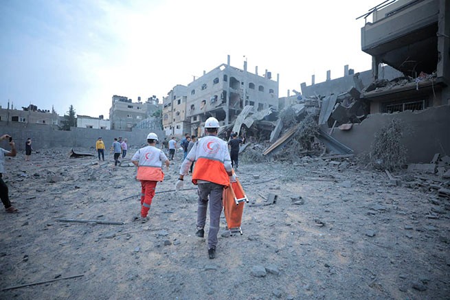 Газа: Израиль обстреливает районы вокруг двух крупнейших больниц Хан-Юниса