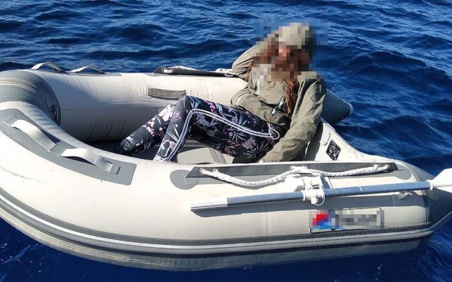 Выжила благодаря конфетам и пакетам: в Эгейском море спасли туристку, которая провела 40 часов в надувной лодке