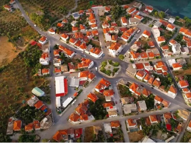 Греческая деревня, сверху выглядящая, &quot;как картинка&quot;
