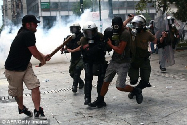 Анархисты избили полицейских в Педион Ареос