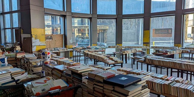 Книжный магазин для бездомных в Афинах ограблен: исчезло более 8 000 книг