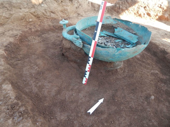 Греческие археологи нашли уникальный клад пропущенный грабителями