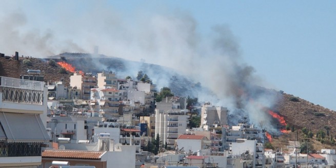 Лесной пожар на окраине Афин