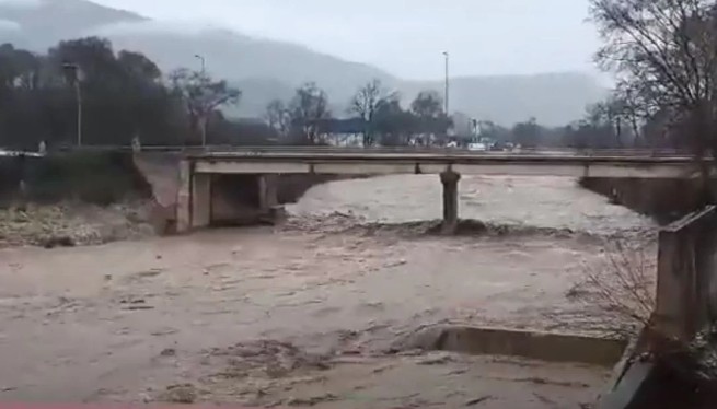 Непогода разыгралась на на шутку: река Пиниос вышла из берегов