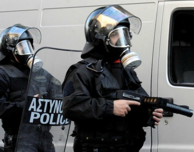 Скандал с полицейским резинострелом в Афинах