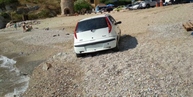 Эллинарас: Автомобиль на пляже