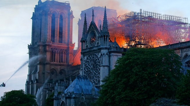 Трагедия: Сгорел Собор Парижской Богоматери