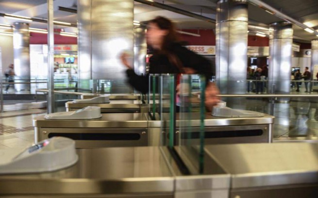 Установка турникетов в Афинском метро увеличила доходы на 19%