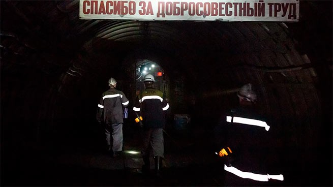 13 рабочих оказались заблокированными под землей на золотом прииске в Амурской области