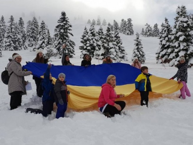 Школьники из Украины развернули флаг на горе Хелмос в Калаврите