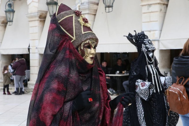 Венецианский карнавал на Корфу: невероятные камзолы и маски ручной работы
