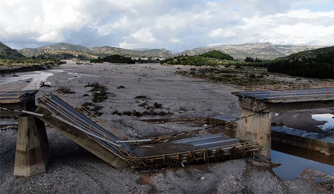 Из-за циклона Герионей на Родосе обрушился мост (видео)