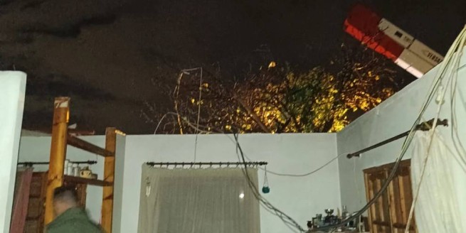 Торнадо в Вари разрушил жилой дом: крыша повисла на проводах ДЕИ