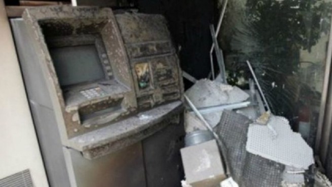 Грабители взорвали банкомат, но скрылись без денег