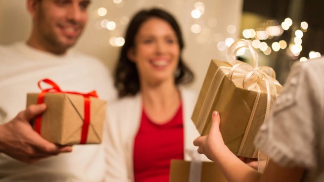 Рождественские подарки: сэкономить или сделать приятное близким