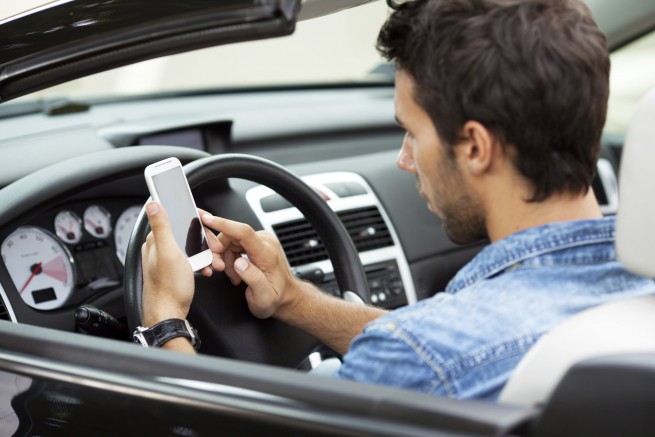 Евробарометр: разговор по мобильному - основная причина дорожно-транспортных происшествий