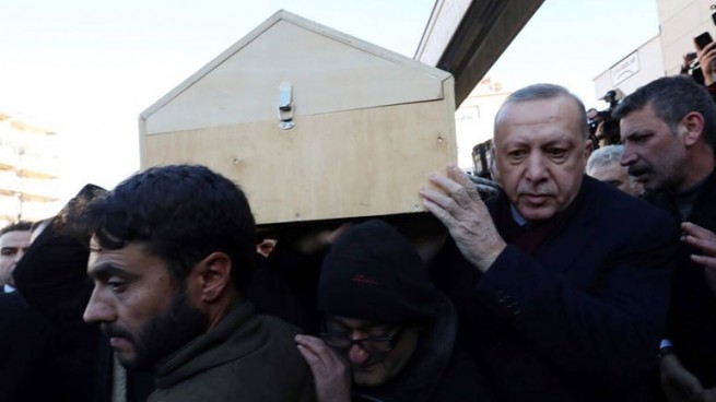 Эрдоган на похоронах матери и сына, погибших во время землетрясения