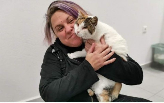 Слепая и обиженная кошка нашла новый дом в Афинах