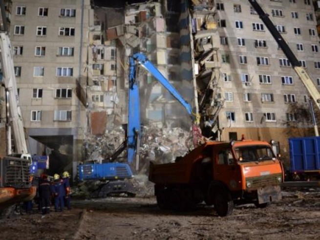 Чудо! В руинах многоквартирного дома в России был найден живой младенец