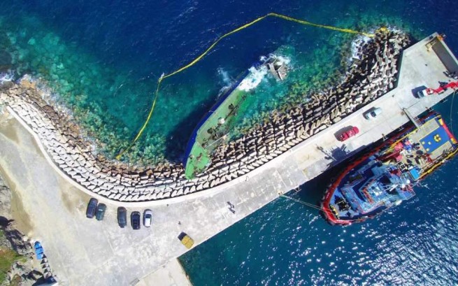 Вокруг танкера, который выбросился на берег у острова Кеа, установлен барьер от загрязнения
