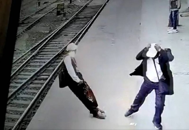 Шокирующее видео: мужчину ударило током в ожидании поезда