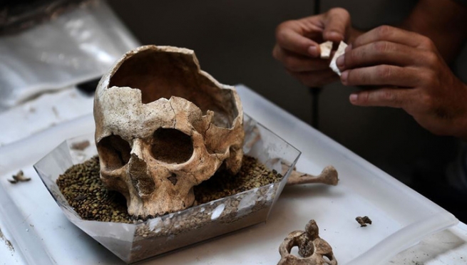  Работа по восстановлению проломленного черепа из Фалирона. Фото: Aris Messinis/AFP