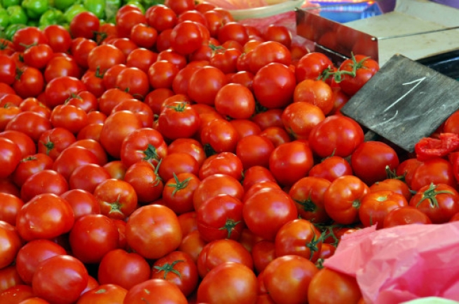 Томаты с пестицидами на рынке Пирея