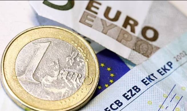 Курс евро "бьет рекорды", обновив минимум к доллару