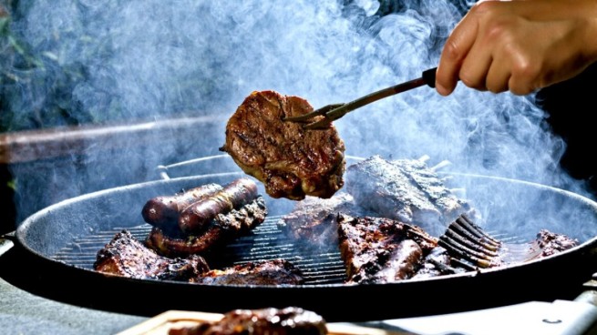 Сегодня в Греции празднуют Мясоед: с утра на мангалах шкварчат вкусности