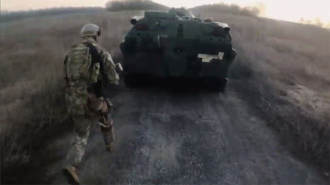 Кадр из видео,размещенного на телеграмм - канале Джокер ДНР, которое по утверждению авторов, было снято с нашлемной камеры одного из погибших солдат ВСУ.