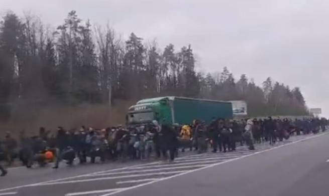 Неисчислимая колонна мигрантов движется к польской границе