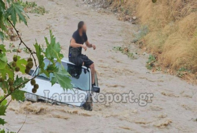 Циклон Daniel: потоком реки унесло автомобиль с водителем (видео)