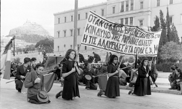 На коленях: женщины протестуют против расстрелов