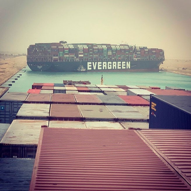 Китайский контейнеровоз перекрыл движение в Суэцком канале