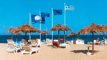 &quot;Голубой флаг&quot; снят с 13 греческих пляжей — посмотрите, с каких