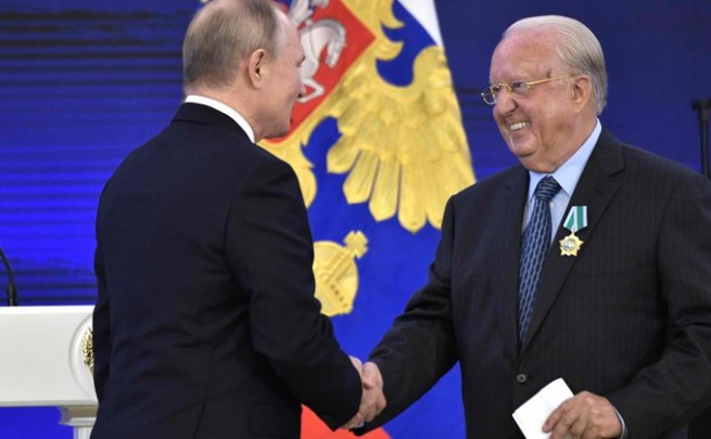 Путин наградил почетного консула России на Крите и Додеканес