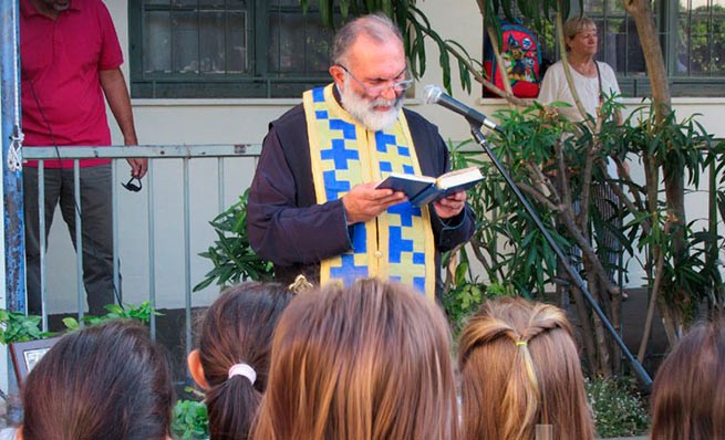 Священники Греции благословили школьников на Новый Учебный год